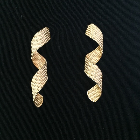 Jewelry - Gold Ribbon Vintage Pierced Earrings